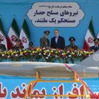 El presidente iraní, Masud Pezeshkian, observa el paso de un dron durante el desfile militar anual que conmemora la invasión iraquí de 1980, que condujo a una guerra que duró ocho años (1980-1988); en Teherán, Irán, el 21 de septiembre de 2024. EFE/EPA/ABEDIN TAHERKENAREH