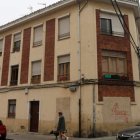 Imagen de archivo de una casa tapiada en León para evitar que sea ocupada de forma ilegal