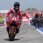 El piloto italiano Enea Bastianini de Ducati Lenovo Team celebra la victoria de la carrera de MotoGP del Gran Premio de Motociclismo de Emilia Romagna en el circuito mundial de Misano Marco Simoncelli en Misano Adriatico, Italia. EFE/EPA/DANILO DI GIOVANNI