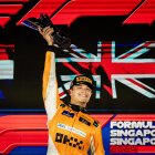 El inglés Lando Norris (McLaren) celebra su victoria en el circuito de Singapur. EFE/EPA/TOM WHITE