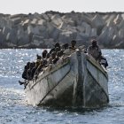 Imagen de los 127 migrantes rescatados el sábado por la embarcación de Salvamento Marítimo Guardamar Caliope en aguas cercanas a El Hierro y trasladados al puerto de La Restinga en el municipio de El Pinar, en la isla de El Hierro. EFE/ Gelmert Finol.