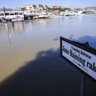 El río Danubio inundado en el centro de Budapest, Hungría, este domingo. EFE/EPA/Robert Hegedus