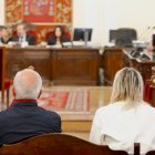 Alfredo de Arriba, alcalde de Barjas, de espaldas, esta mañana en la sala de la Audiencia Provincial de León.