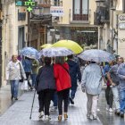 Vista de la lluvia en una calle de Teruel este sábado. EFE/ Antonio García