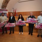 Entrega de cheques benéficos de la Gala del Comercio de Ponferrada a Cáritas, Hogar del Transeúnte y el Banco de Alimentos.