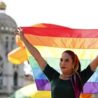 Fotografía de archivo de una activista tailandesa por los derechos LGTBI en la Casa de Gobierno, en Bangkok.
                      EFE/EPA/RUNGROJ YONGRIT