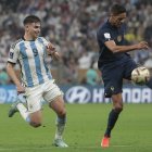 Raphael Varane (d) controla un balón en presencia de Julián Álvarez, durante la final del pasado Mundial que enfrentó a Francia y Argentina. EFE/ Juan Ignacio Roncoroni