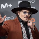 El realizador Johnny Depp posa este martes en la alfombra roja de la 72 edición del Festival de Cine de San Sebastián, donde presenta su película "Modi, three days on the wing of madness".