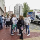 Trabajadores y miembros del comité de empresa de la factoría de Bimbo en Valladoli, este miércoles antes de entrar a la reunión con la dirección de la empresa tras el anuncio de esta del cierre de la fábrica que afecta a más de 160 personas.-EFE/ Nacho Gallego