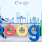 Imagen de archivo de un empleado caminando junto al logotipo de la multinacional estadounidense Google durante la inauguración de la nueva oficina de la compañía en Berlín, Alemania. EFE/ Clemens Bilan