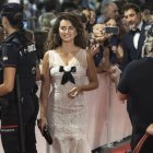 Los actores Penélope Cruz y Javier Bardem, posan en la alfombra roja de la gala de inauguración de la 72 edición del Festival Internacional de Cine de San Sebastián