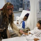 El capitán Jack Sparrow, encarnado por el actor Johnny Depp, ha visitado este jueves a los niños y las niñas ingresadas en el Hospital Universitario Donostia de Osakidetza.