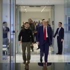 Una fotografía proporcionada por el Servicio de Prensa Presidencial de Ucrania muestra al presidente ucraniano Volodímir Zelenski (i) y al candidato presidencial republicano Donald J. Trump (d), durante su reunión en la Torre Trump en Nueva York. EFE/EPA/UKRAINE PRESIDENTIAL PRESS SERVICE