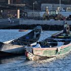 Dos cayucos con un total de 151 personas a bordo (131 y 20) han sido rescatados al sur de La Restinga, en el El Hierro, esta madrugada mientras continúa la operación de búsqueda del medio centenar de personas desaparecidas al naufragar durante la noche otra embarcación frente a las costas de la isla. EFE/Gelmert Finol