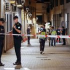 Agentes de policía cercan la calle donde se ha producido un tiroteo en el que varias personas han resultado heridas este sábado por la tarde en Málaga capital.