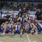 El Clínica Ponferrada SDP con el trofeo de campeón de la Copa Castilla y León.