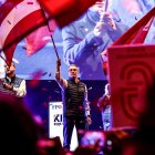 El presidente y principal candidato del Partido de la Libertad de Austria (FPÖ), Herbert Kickl, ondea una bandera durante el mitin electoral del partido en Viena. EFE/EPA/FILIP SINGER