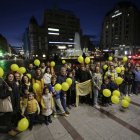 Familias de amarillo e iluminación de la fuente de Santo Domingo.