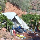 Tres personas han fallecido esta mañana tras la colisión de un helicóptero con unas líneas de alta tensión en la zona de Monte Picayo, en el municipio valenciano de Puçol, según ha informado la Guardia Civil. Los fallecidos son ocupantes de la aeronave, que ha caído en una zona rural, junto a una urbanización, según han indicado las mismas fuentes y el consorcio provincial de bomberos de Valencia. EFE/Consorcio Bomberos de Valencia