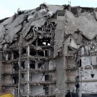 Foto de archivo de un edificio dañado por ataques israelíes en la ciudad palestina de Beit Lahia, norte de la Franja de Gaza. EFE/EPA/ATEF SAFADI