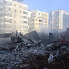 Un hombre inspecciona este domingo los daños causados por los bombardeos en el sur de Beirut. EFE/EPA/WAEL HAMZEH