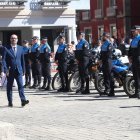 El intendente Arturo Pereira y el alcalde de Ponferrada, Marco Morala, pasan revista a los agentes de la Policía Municipal.