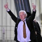 Canberra (Australia), 26/06/2024.- WikiLeaks founder Julian Assange waves at supporters after arriving at Canberra Airport, in Canberra, Australia, 26 June 2024. The judge of the United States District Court for the Northern Mariana Islands on the island of Saipan, on 26 June sentenced Assange for time served in exchange of pleading guilty to the criminal count of conspiring to obtain and disclose classified documents relating to the national defense of the United States. (Marianas del Norte, Estados Unidos) EFE/EPA/MICK TSIKAS AUSTRALIA AND NEW ZEALAND OUT