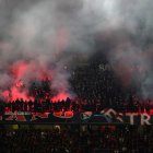 Foto de archivo de aficionados ultras del AC Milan en el estadio Giuseppe Meazza. EFE/EPA/MATTEO BAZZI