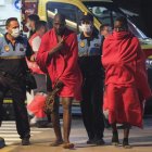 Un cayuco con 80 inmigrantes a bordo, entre ellos dos mujeres, ha llegado en la noche del domingo al muelle de San Miguel de Abona, en el sur de Tenerife. EFE/Alberto Valdés