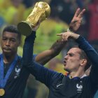 Griezmann, con la Copa del Mundo de Rusia 2018. EFE/EPA/PETER POWELL