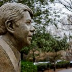 Imagen de archivo de un busto del expresidente de EE. UU., Jimmy Carter. EFE/EPA/ERIK S. LESSER