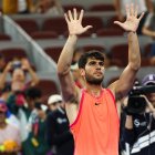 El tenista español Carlos Alcaraz celebra una victoria en el Abierto de China, en una foto de archivo. EFE/EPA/WU HAO