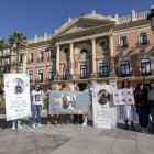 Un veintena de familiares de las víctimas del incendio de las discotecas Teatre y Fonda Milagros de Murcia, se han concentrado esta mañana en la puerta del Ayuntamiento de Murcia con motivo del primer aniversario de la tragedia en la que fallecieron trece personas el 1 de octrubre de 2023. EFE/Marcial Guillén