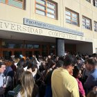 Centenares de aspirantes a personal fijo de RTVE en la categoría de informador se agolpaban este domingo en el exterior de la Facultad de Ciencias Económicas de la Universidad Complutense de Madrid después de que el ente público haya decidido aplazar las oposiciones por "motivos de fuerza mayor". EFE/ Ana Bornay