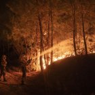 Bomberos forestales trabajan en las labores de extinción de un incendio forestal, en una fotografía de archivo. EFE/ Brais Lorenzo