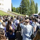 Aspirantes a personal fijo de RTVE en la categoría de informador se concentraron el pasado domingo en el exterior de la Facultad de Ciencias Económicas de la Universidad Complutense de Madrid después de que el ente público haya decidido aplazar las oposiciones por "motivos de fuerza mayor". EFE/ Víctor Lerena