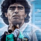 Fotografía de archivo de un mural de Diego Maradona. EFE/Juan Ignacio Roncoroni