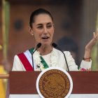 La presidenta de México, Claudia Sheinbaum, habla después de participar en la ceremonia de entrega del bastón de mando, por parte de representantes de los pueblos indígenas, este martes en Ciudad de México (México). EFE/Isaac Esquivel