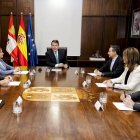 El presidente de Castilla y León, Alfonso Fernández Mañueco (c), se reúne con los rectores de las cuatro universidades públicas (Burgos, León, Salamanca y Valladolid) para analizar, entre otras cuestiones, el modelo de financiación plurianual y la solicitud de grados de Medicina para León y Burgos. EFE/ Nacho Gallego