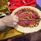 Presentación de un plato de cecina en un concurso de cortadores.