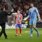 El portero del Real Madrid Thibaut Courtois (d) conversa con el entrenador del Atlético, Diego Simeone (i), durante el partido de la LaLiga EA Sports que Atlético de Madrid y Real Madrid en el estadio Civitas Metropolitano. EFE/Ballesteros