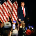 Fotografía de archivo del candidato presidencial republicano y expresidente estadounidense Donald J. Trump mientras se retira del escenario después de hablar en el evento de la fiesta de vigilancia nocturna de las asambleas partidarias organizado por su campaña en el Treasure Island Resort & Casino en Las Vegas, Nevada, EE. UU., el 8 de febrero de 2024 EFE/EPA/John Mabanglo