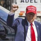 El candidato republicano y expresidente de Estados Unidos, Donald Trump, saluda durante un recorrido por Georgia (EE.UU.). EFE/ERIK S. LESSER