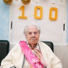 Teresa Pérez, en la fiesta que su familia le preparó este jueves por la mañana en la residencia donde vive en Puente Villarente.