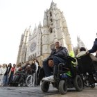 Comienzo de la II Marcha de Aspace León desde la plaza de la Catedral.