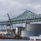 Imagen de varios contenedores de almacenamiento de combustible en un muelle bajo el puente Tobin en Chelsea, Massachusetts (EE.UU). EFE/EPA/CJ GUNTHER