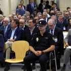 Imagen de archivo del inicio del juicio en la Audiencia Nacional, en San Fernando de Henares, contra los expresidentes de Caja Madrid Miguel Blesa (d) y Rodrigo Rato (2-d) y otros 63 usuarios de las polémicas tarjetas "black", entre ellos el expresidente de la CEOE, Gerardo Díaz Ferrán (i). EFE/Chema Moya ***POOL***