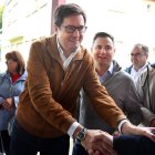 El ministro de Transformación Digital y Función Pública, Óscar López junto al secretario general del PSOE de León, Javier Alfonso Cendón en la Fiesta de la Rosa, en Laciana.