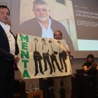 Un momento del homenaje póstumo a Mario Tascón en la Térmica Cultural de Ponferrada, con la imagen del grupo musical Menta.