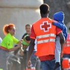 Cada vez que llega un cayuco a la isla canaria de El Hierro, un equipo de voluntarios y sanitarios son las primeras caras que ven los migrantes al pisar tierra